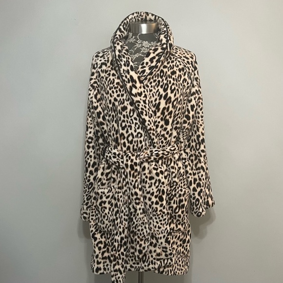 Victoria’s Secret Short Cozy Plush Leopard Robe w/Belt SZ M/L - Picture 2 of 6
